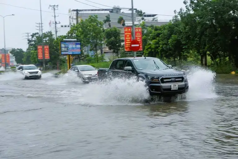 Trận mưa mỗi lúc một lớn, liên tục khiến mọi tuyến đường đều rơi vào ngập lụt. Ảnh: L.T.N