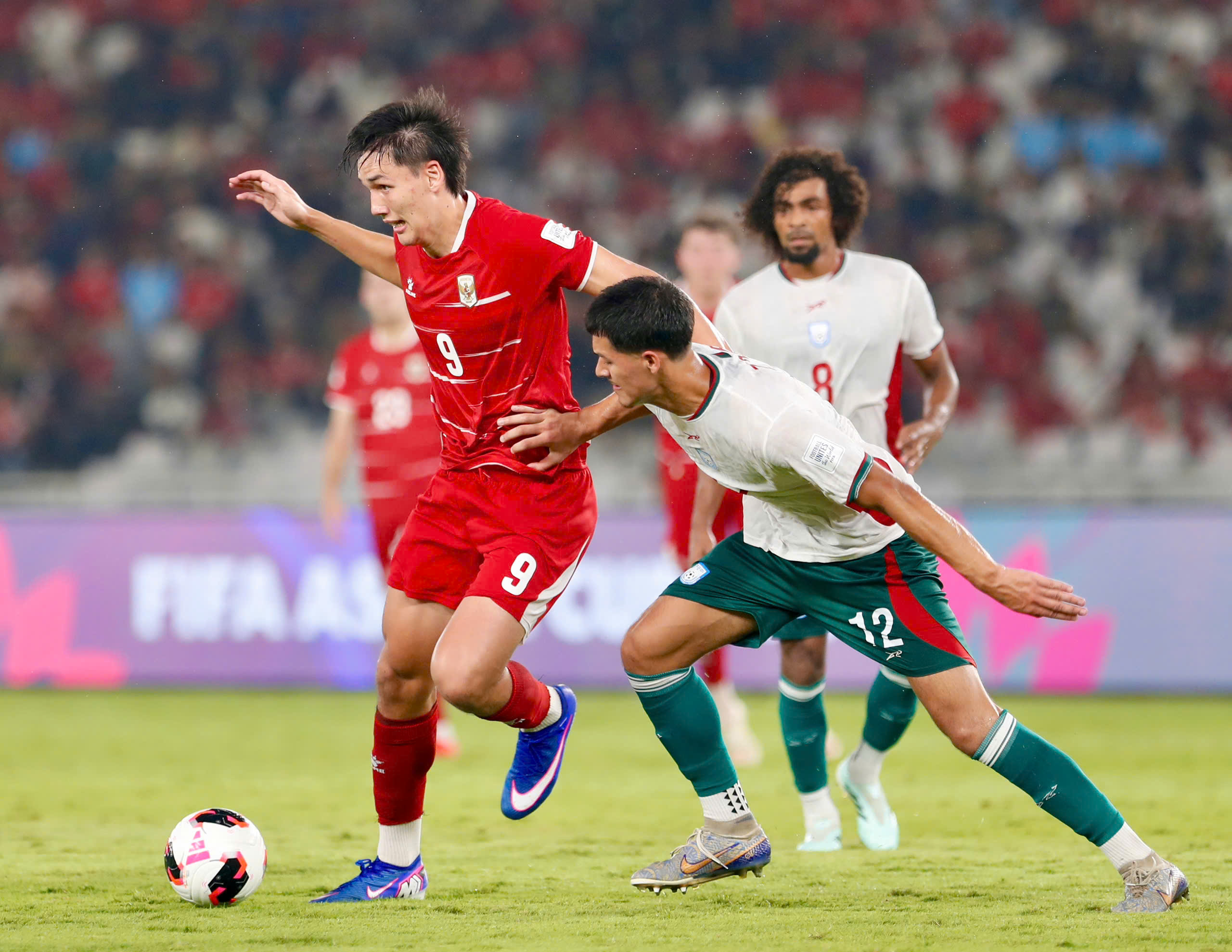 Mitchell Baker (áo đỏ) là niềm hy vọng rất lớn của đội tuyển Indonesia ở chung kết FIFA ASEAN Cup