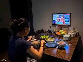 Trên tay Amazon Echo Show 21: khung hình, tv và AI màn lớn