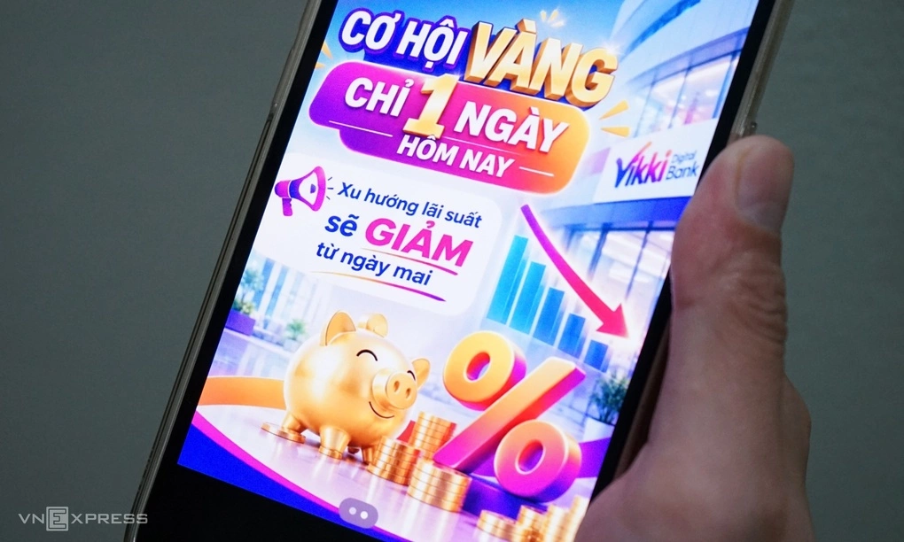 Bài đăng của nhân viên một ngân hàng để hút khách gửi tiết kiệm trước khi hạ lãi suất. Ảnh: Phương Đông