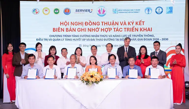 Đại diện Sở Y tế tỉnh Đồng Tháp, Công ty TNHH SERVIER Việt Nam cùng các bệnh viện ký bản ghi nhớ hợp tác