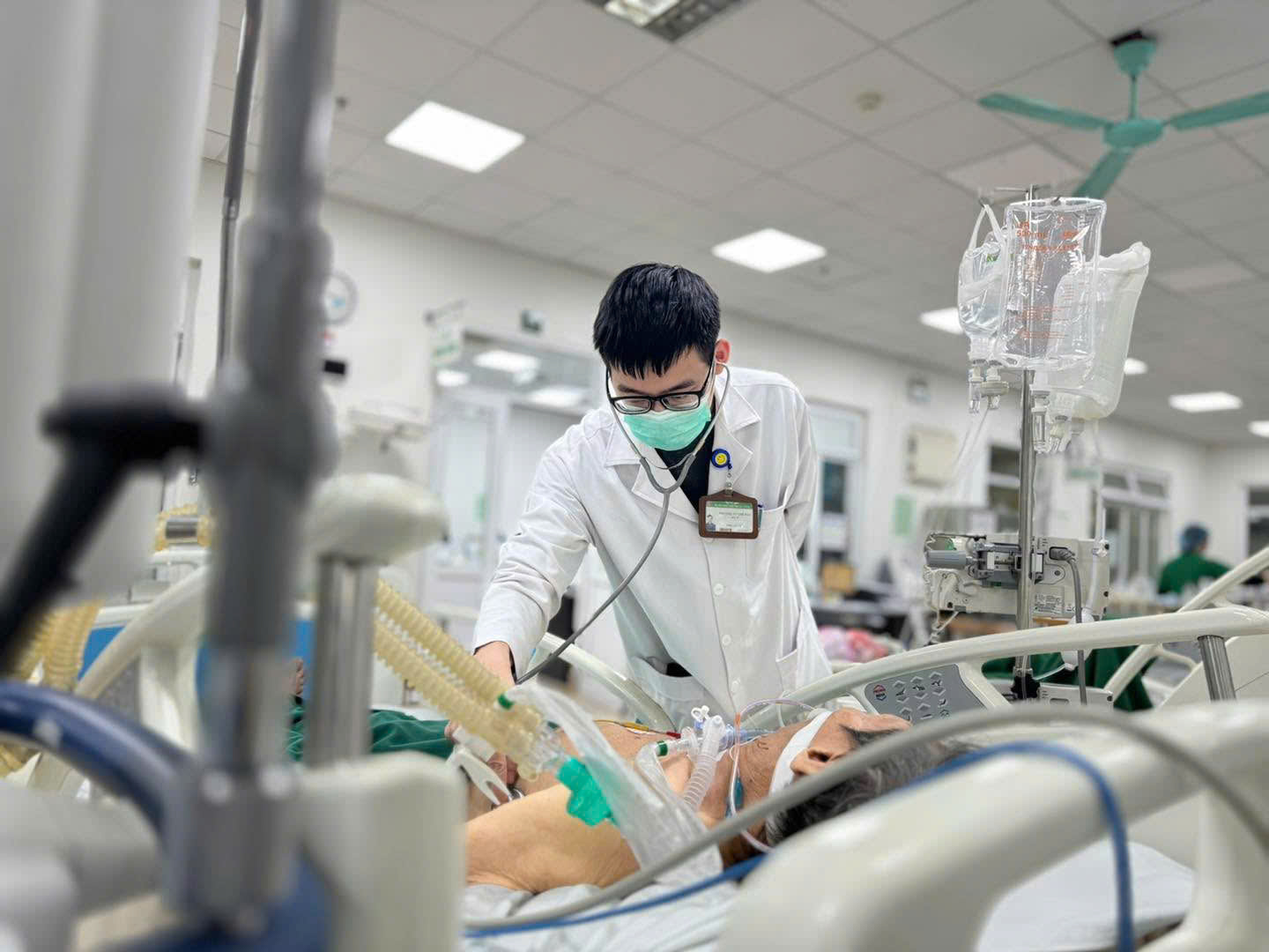 Bệnh nhân mắc cúm A chuyển nặng điều trị tại Bệnh viện Bệnh nhiệt đới Trung ương - Ảnh: BVCC