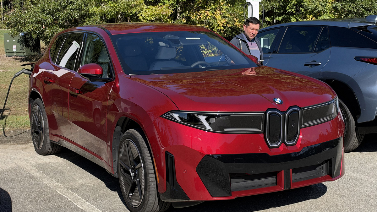 Nhân viên BMW đổ xô xem gói bồi thường nghỉ việc làm sập hệ thống
