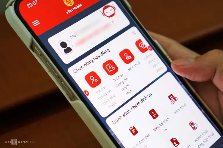 Người dân tra cứu thông tin trên eTax Mobile. Ảnh: Phương Đông