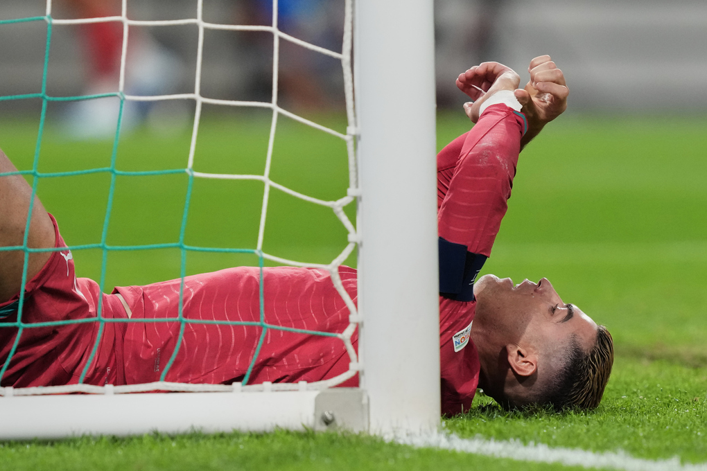 Ronaldo phản ứng sau khi bỏ lỡ cơ hội ghi bàn trong trận Bồ Đào Nha gặp Wales tại Nations League ở Lisbon, Bồ Đào Nha, ngày 24/9/2026. Ảnh: AP