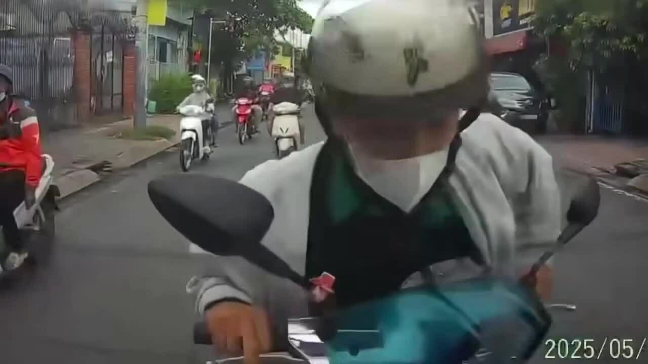 Tình huống tương tự, lái xe bằng một tay, một tay sử dụng điện thoại, nam thanh niên húc vào đuôi ôtô rồi vội vã bỏ đi hôm 29/5 tại Gò Dưa, Thủ Đức, TP HCM. Video: CTV