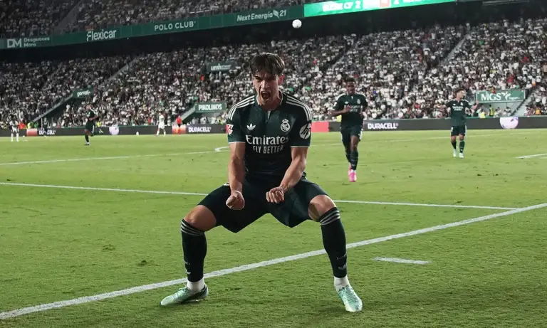 Carlos Espi ăn mừng sau khi ghi bàn thứ ba cho Real Madrid trong trận gặp Elche tại La Liga ở sân Manuel Martínez Valero, Elche, tỉnh Alicante, Tây Ban Nha, ngày 15/9/2026. Ảnh: AP