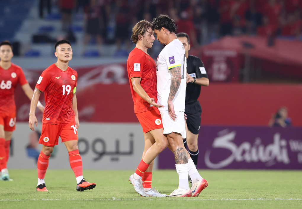 Stefan Mauk va chạm với Matheus Bueno của Kashima Antlers ở lượt hai bảng miền Đông vòng phân hạng AFC Champions League Elite 2026-2027. Ảnh: AFC
