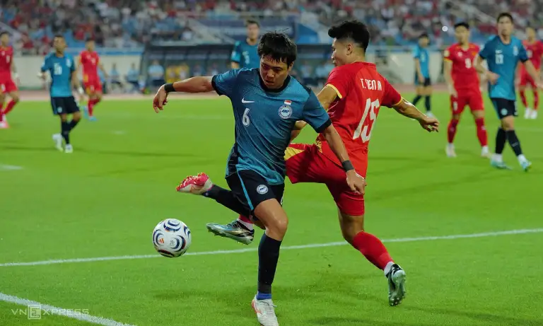 Kyoga Nakamura tranh bóng với Trương Tiến Anh trong trận Việt Nam gặp Singapore trên sân Mỹ Đình, Hà Nội tối 31/7/2026 tại ASEAN Cup 2026. Ảnh: Ngọc Thành