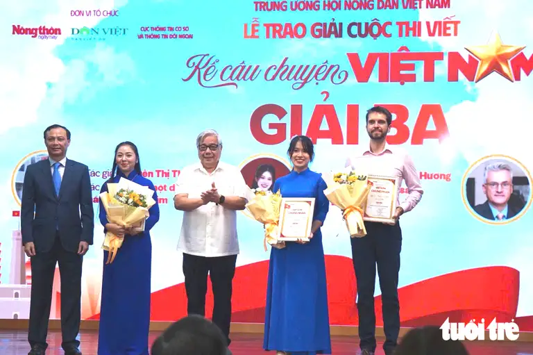 Ba tác giả nhận giải ba, trong đó có đại diện của giáo sư, tiến sĩ người Đức Andreas Stoffers (bìa phải) nhận giải - Ảnh: THIÊN ĐIỂU