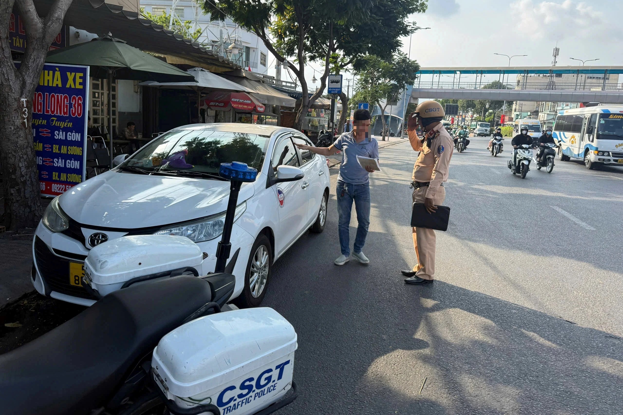 Ô tô đỗ sát góc đường có thể che khuất tầm nhìn của người lái xe đang tiến vào giao lộ