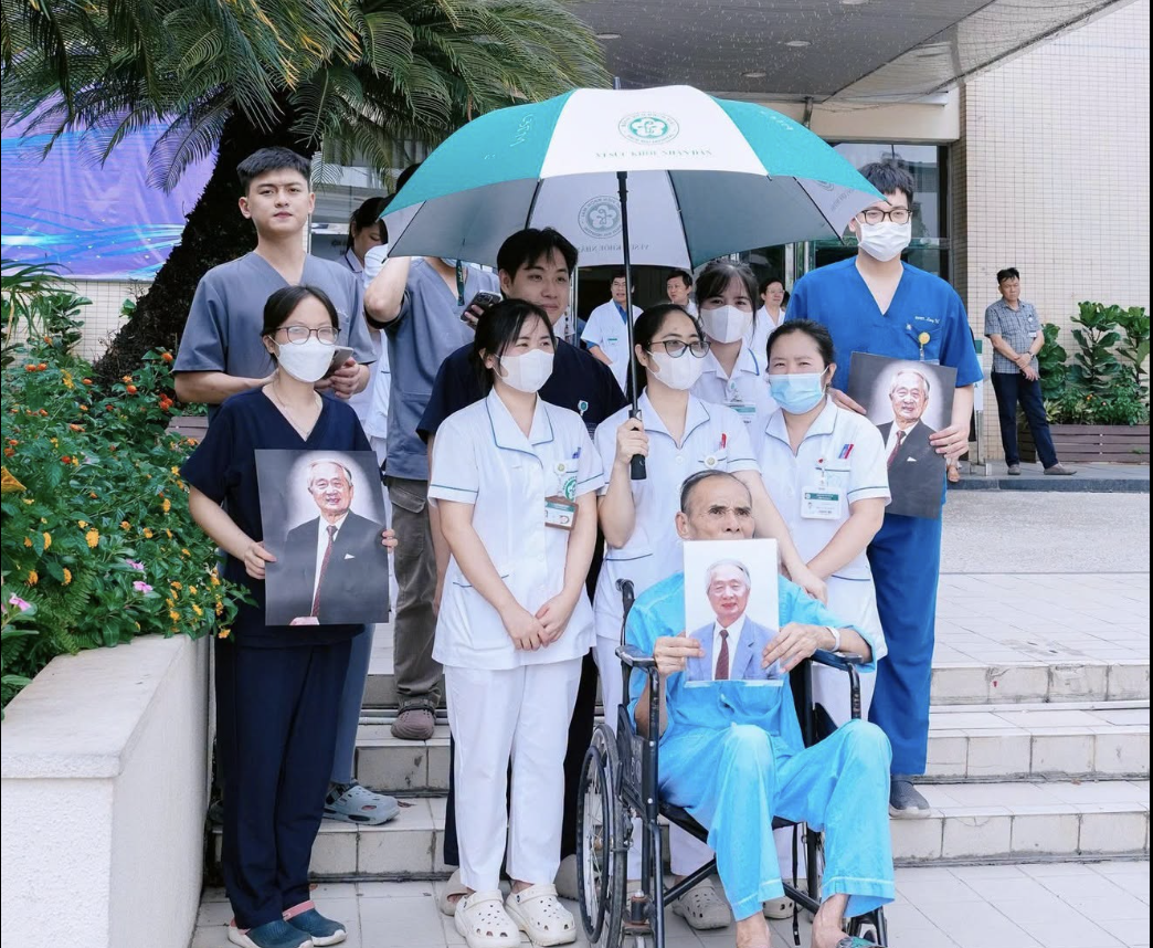 Các y, bác sĩ Bệnh viện Bạch Mai, nơi GS Vũ Văn Đính có nhiều năm làm việc và đứng đầu khoa cấp cứu A9 nổi tiếng cả nước, tiễn biệt GS ngày 1-8 - Ảnh: BVCC