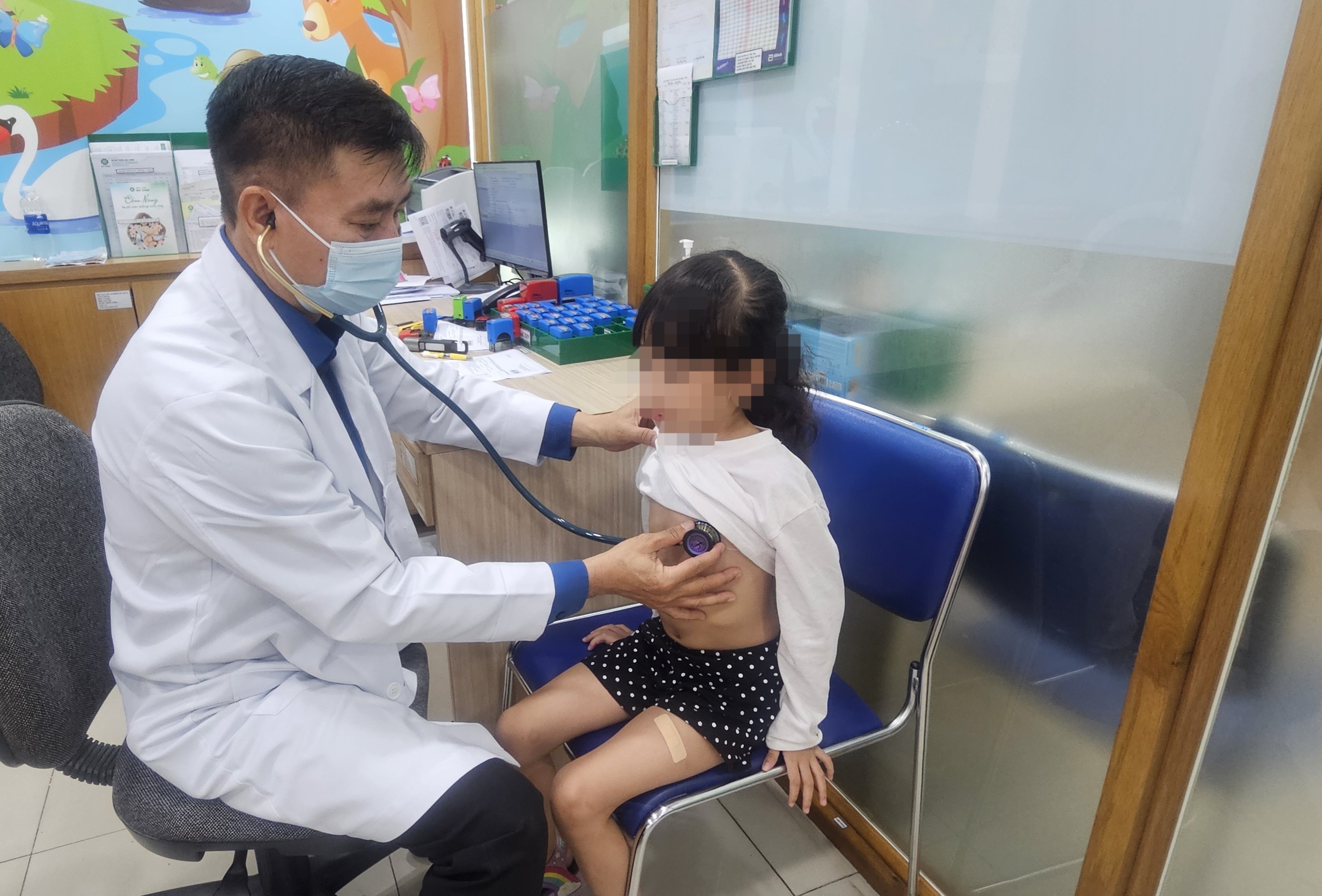 Phụ huynh không nên tự mua kháng sinh, thuốc cảm cho trẻ uống mà cần theo dõi biểu hiện và đưa đi khám kịp thời