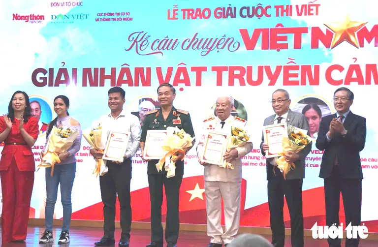 Trao giải cho 5 nhật vật truyền cảm hứng, trong đó có Thiếu tướng Phan Văn Lai và người phụ nữ Cube Anilen Velázquez (thứ hai từ trái qua) - Ảnh: THIÊN ĐIỂU