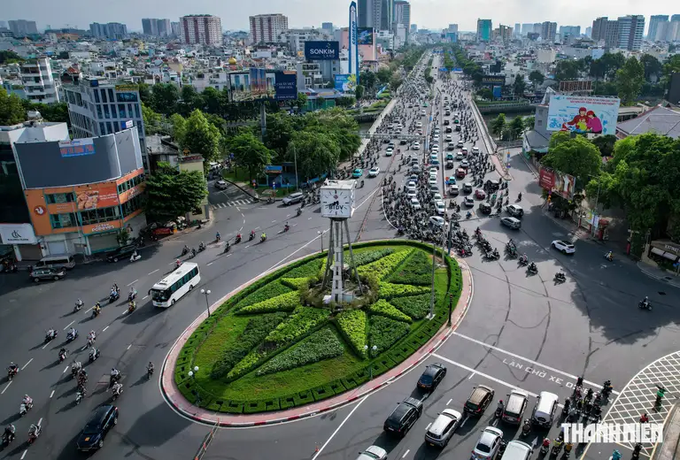 Biển R.303 thường xuất hiện trước vòng xuyến, phương tiện phải đi theo mũi tên chỉ dẫn