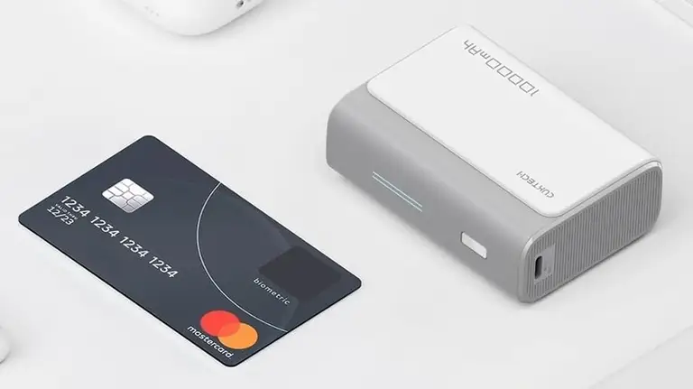 CukTech 30W Mini Power Bank gọn gàng như một tấm thẻ ATM