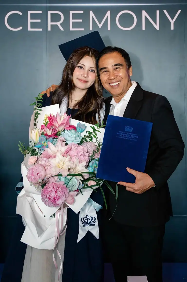 Thời gian gần đây, Hạt Dẻ ngày càng nhận được nhiều sự chú ý mỗi khi xuất hiện cùng gia đình hoặc tham gia các hoạt động công khai. Ảnh: FBNV