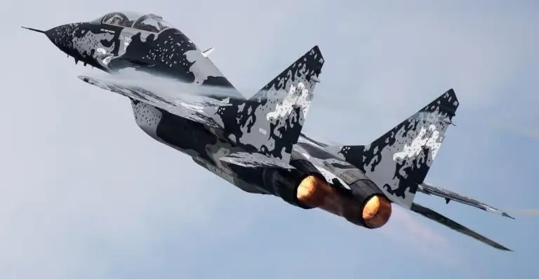 Chiếc Mig-29UB của Isaacman với màu sơn rằn ri. Ảnh: Instagram/Jared Isaacman