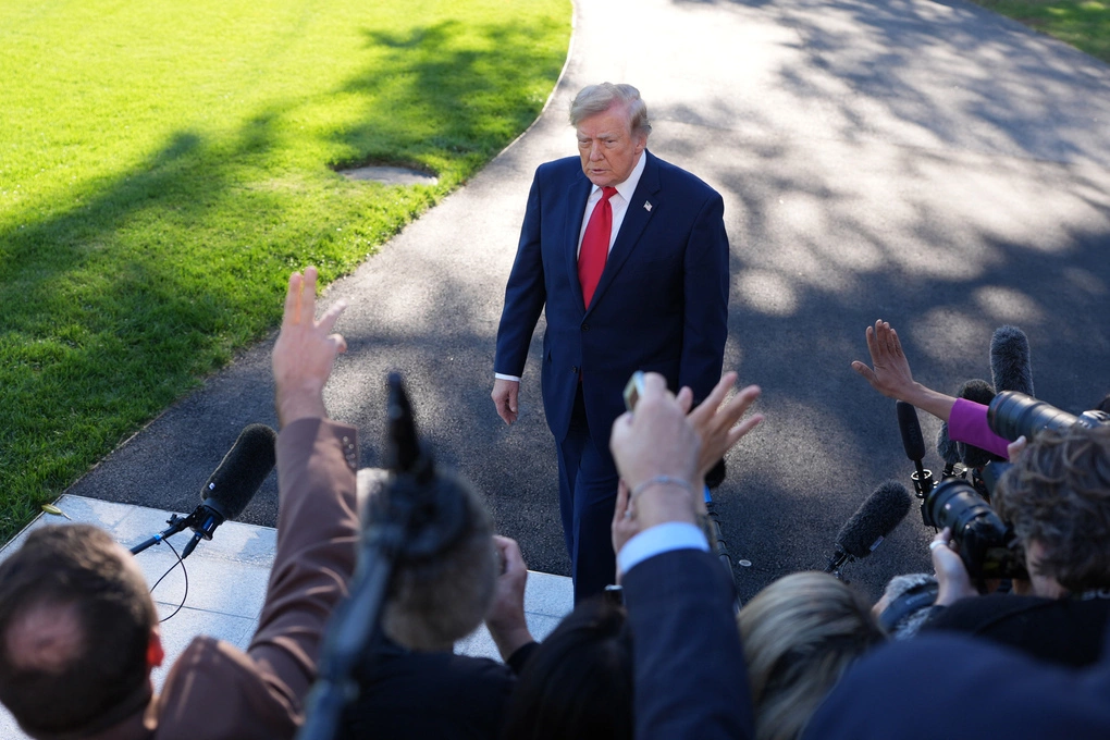 Tổng thống Mỹ Donald Trump trả lời báo chí tại bãi cỏ phía nam Nhà Trắng, trước khi lên trực thăng Marine One, ngày 21/10. Ảnh: AP