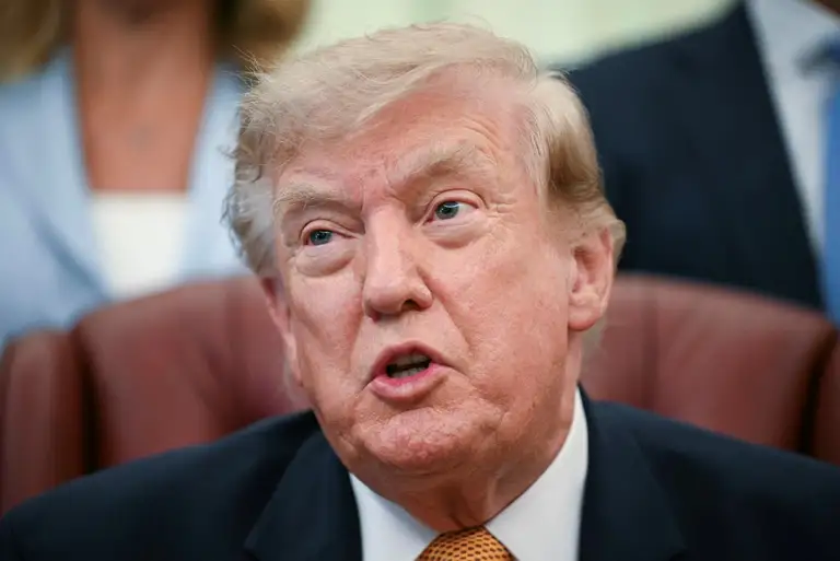 Tổng thống Mỹ Donald Trump phát biểu sau khi ký một sắc lệnh hành pháp tại Phòng Bầu dục ở Nhà Trắng ngày 3-8-2026 - Ảnh: AFP