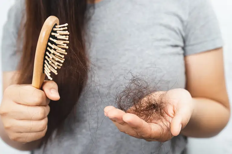 Tóc rụng nhiều hơn khi thời tiết chuyển sang thu không phải lúc nào cũng là dấu hiệu bệnh lý - Ảnh: summitmddermatology
