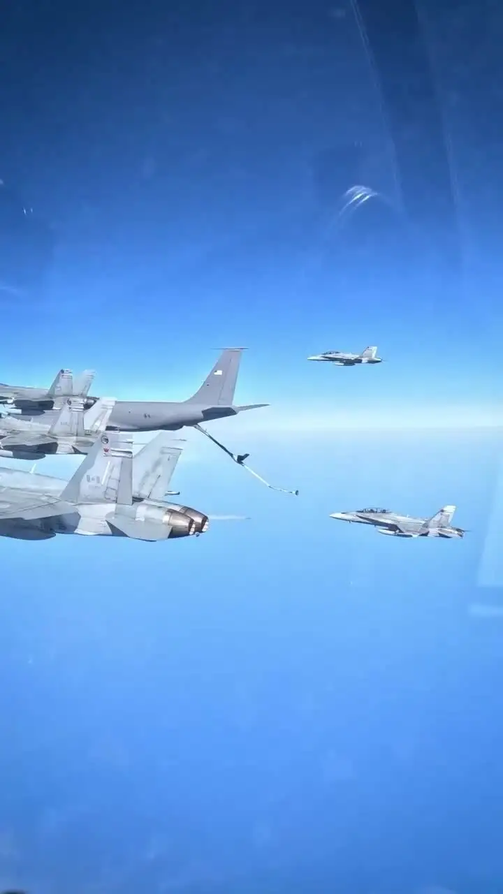 Máy bay tiếp dầu CC-130H chuyển nhiên liệu cho tiêm kích trong video công bố ngày 29/5. Video: RCAF