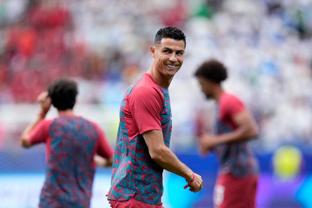 Cristiano Ronaldo mỉm cười trong lúc khởi động trước trận Bồ Đào Nha gặp Uzbekistan ở bảng K World Cup 2026 trên sân Houston ngày 23/6. Ảnh: AP
