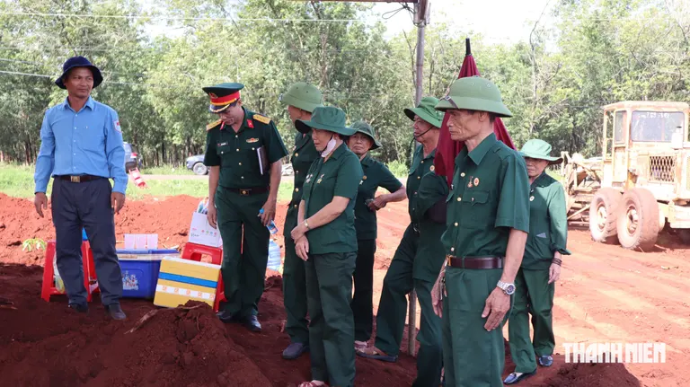 Mộ tập thể ở Đồng Nai: 'Bố tôi nằm nghĩa trang, còn các chú ở đây...' - Ảnh 12.
