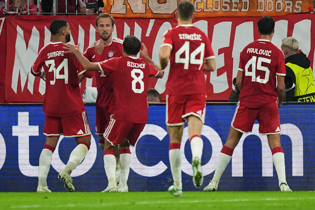 Kane (thứ hai từ trái sang) cùng các cầu thủ Bayern mừng bàn nâng tỷ số lên 2-1 trước Arsenal ở lượt ba vòng phân hạng Champions League tại sân Allianz, Munich, Đức ngày 21/10/2026. Ảnh: AP