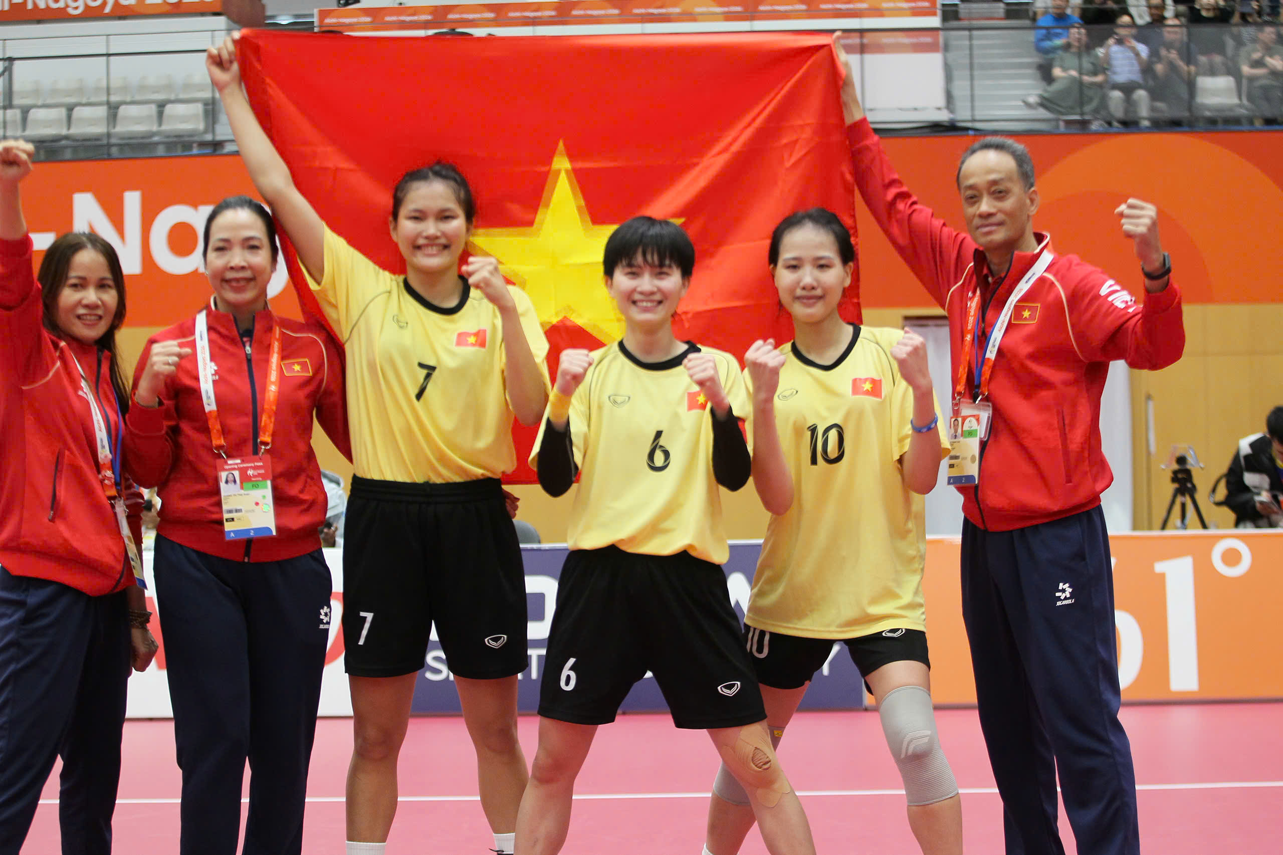 Niềm vui của tuyển cầu mây đôi nữ Việt Nam khi giành huy chương vàng Asiad 20 - Ảnh: QUÝ LƯỢNG