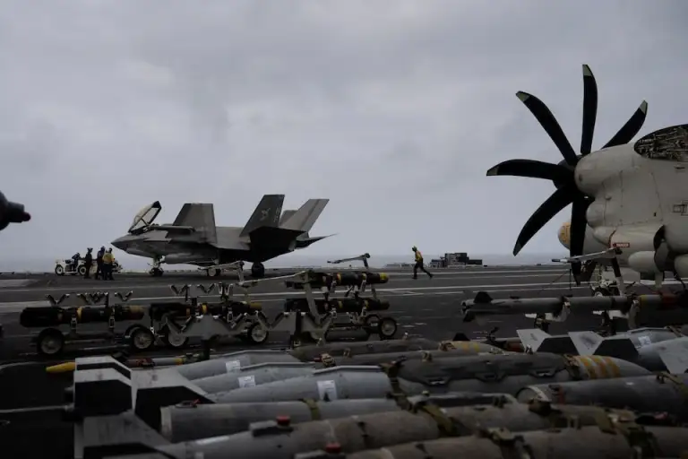 Tàu sân bay USS George Washington thực thi lệnh phong tỏa hải quân của Mỹ đối với Iran và hộ tống các tàu thương mại đi qua eo biển Hormuz ngày 11/9. Ảnh: Reuters
