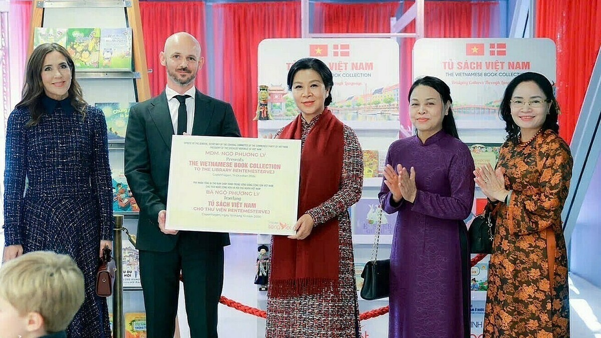Phu nhân Tổng Bí thư, Chủ tịch nước trao tặng 'Tủ sách Việt Nam' cho thư viện Đan Mạch