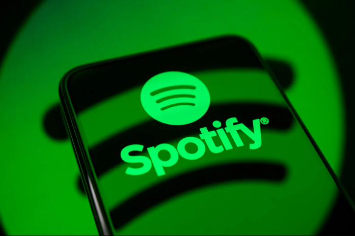 Spotify lọc 50 triệu bản nhạc AI khỏi hệ thống đề xuất và gỡ hơn 75 triệu bản nhạc spam khỏi nền tảng - Ảnh: Samuel Boivin/NurPhoto/Getty Images