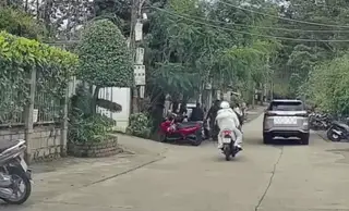 Ôtô đỗ giữa đường mở cửa xô ngã hai người đi xe máy