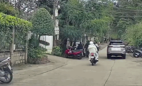 Ôtô đỗ giữa đường mở cửa xô ngã hai người đi xe máy