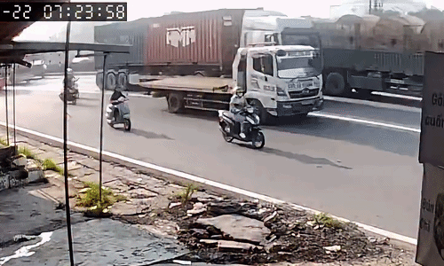 Xe tải bị kẹp chả vì bám đuôi xe container
