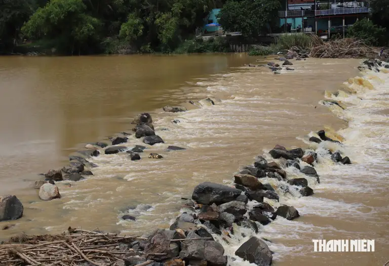Đập ngăn mặn tạm Xuân Phong làm bằng đá rọ, không có cửa van điều tiết, khả năng thoát lũ của công trình hạn chế