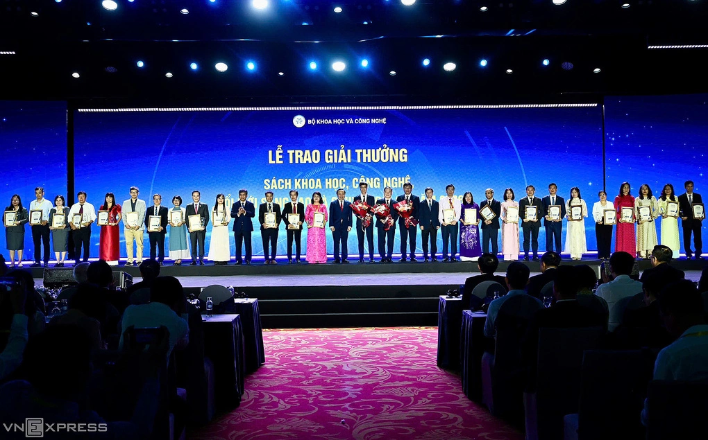 Lãnh đạo Bộ Khoa học và Công nghệ trao thưởng cho các tác giả được Giải thưởng Sách khoa học, công nghệ, đổi mới sáng tạo và chuyển đổi số năm 2026. Ảnh: Giang Huy