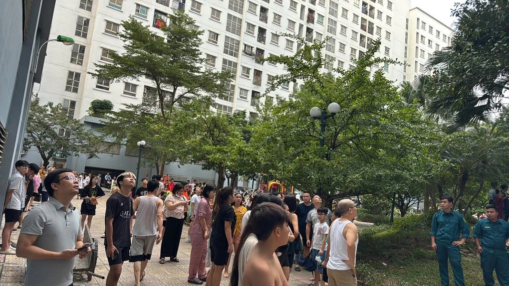 Hàng trăm cư dân tòa nhà theo dõi vụ việc. Ảnh: Phùng Anh