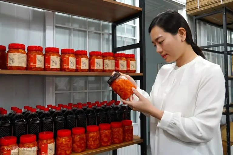 Trương Ngọc Ánh kiểm tra lại lô hành mắm tôm chua Cà Mau chuẩn bị xuất khẩu. Ảnh: Chúc Ly