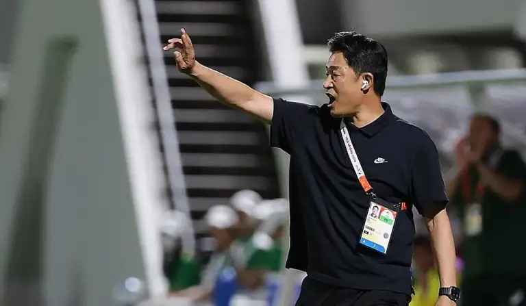 HLV Hàn Quốc Lee Min-sung chỉ đạo trong trận thắng Arab Saudi 2-0 ở lượt cuối bảng D bóng đá nam ASIAD 2026, trên sân Paloma Mizuho, Nagoya, Nhật Bản ngày 22/9/2026. Ảnh: Yonhap
