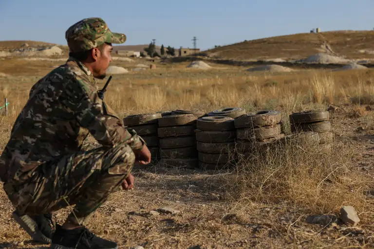 Binh sĩ Syria thực hiện nhiệm vụ dò mìn gần thủ đô Damascus ngày 23-8 - Ảnh: AFP