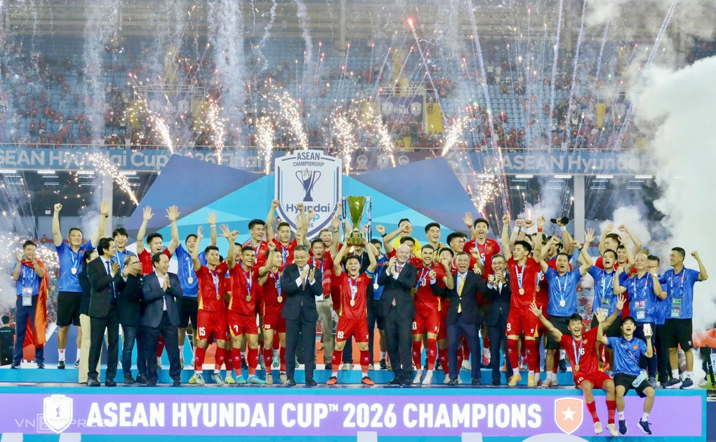 Đội tuyển bóng đá Việt Nam ăn mừng chức vô địch Đông Nam Á trận Việt Nam hòa Thái Lan 2-2 (tổng tỷ số 4-2) ở lượt về chung kết ASEAN Cup 2026 trên sân Mỹ Đình, Hà Nội tối 26/8/2026. Ảnh: Đức Đồng