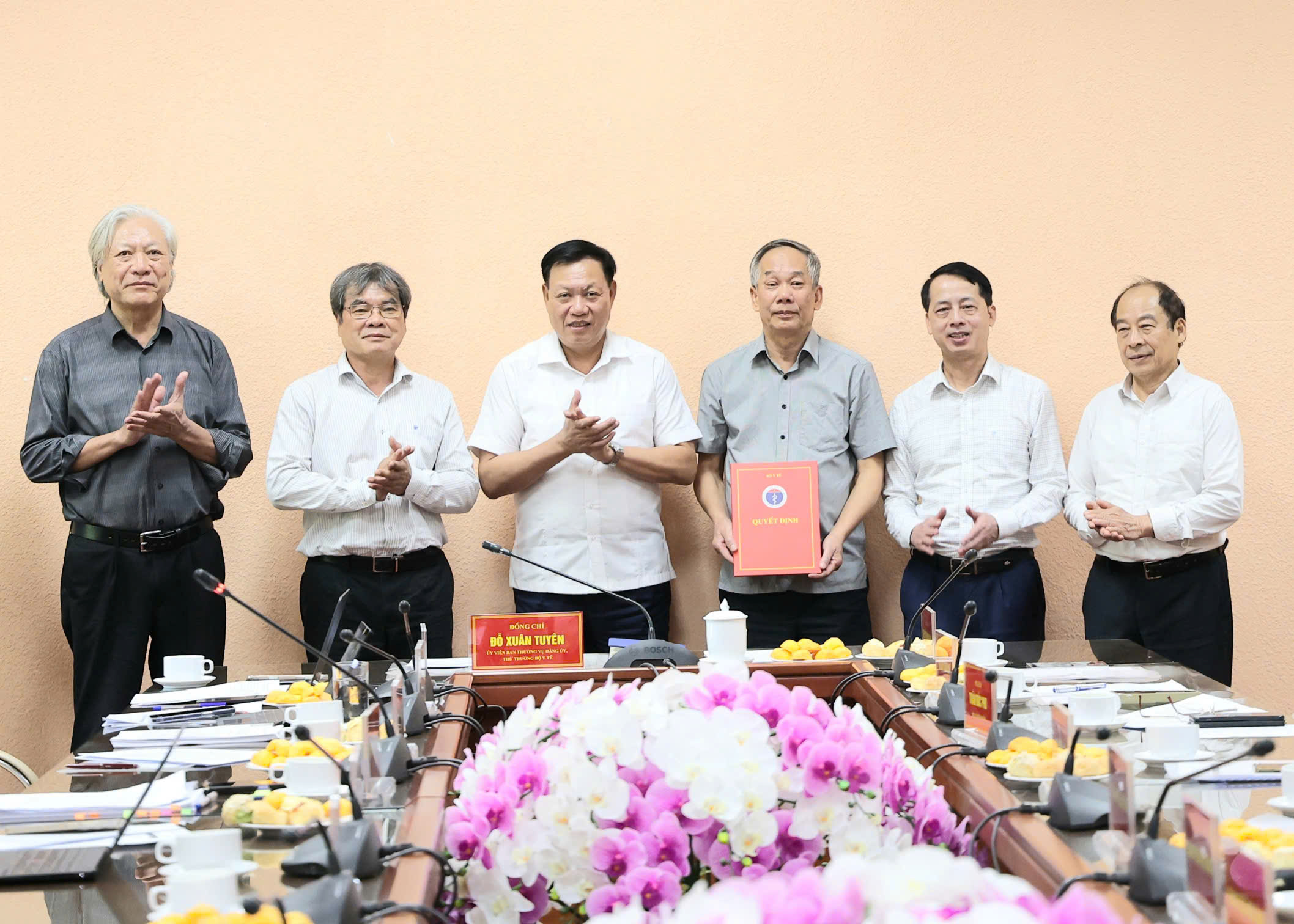 Thứ trưởng Đỗ Xuân Tuyên trao quyết định của Bộ Y tế cho Chủ tịch, các Phó Chủ tịch Hội đồng nhiệm kỳ 2026-2029. Ảnh: Trần Minh