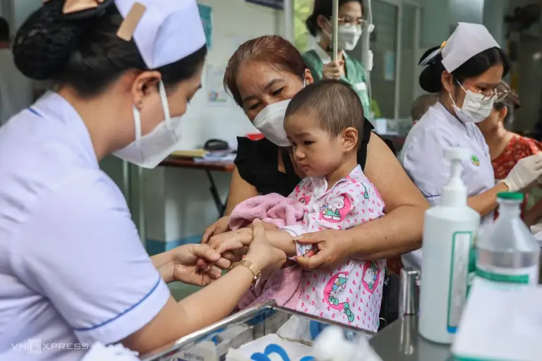 Trẻ em khám, điều trị tại bệnh viện Nhi Đồng 2. Ảnh: Quỳnh Trần