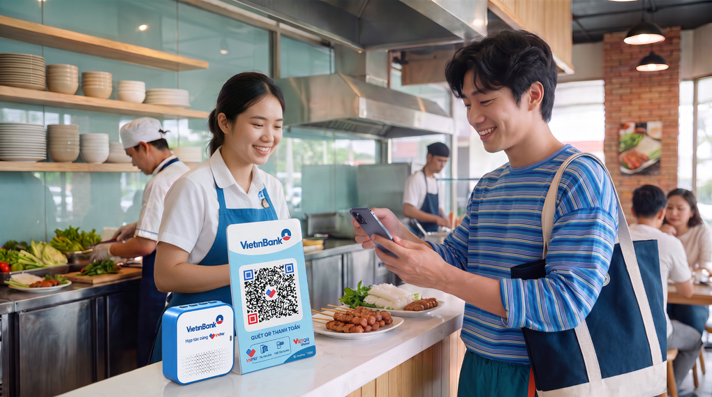 Du khách quốc tế có thể quét VNPAY-QR thanh toán trực tiếp tại Việt Nam. Ảnh: VietinBank