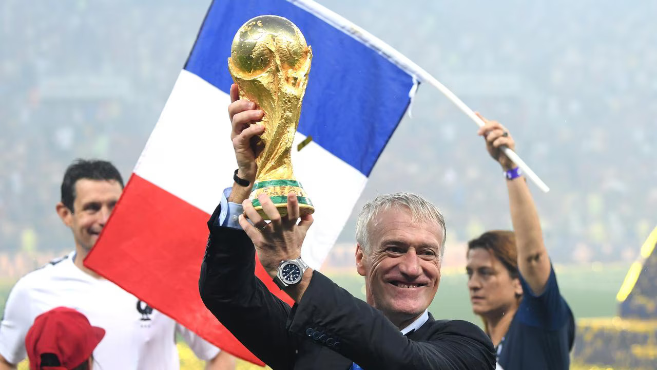 Ông Deschamps giương cao cúp vàng năm 2018 - Ảnh: REUTERS