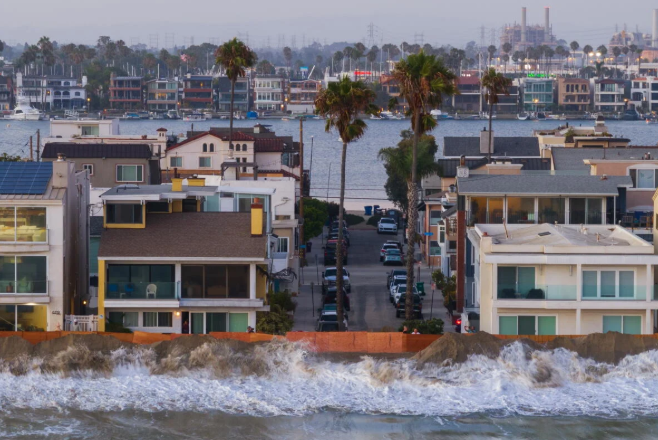 Các công nhân đô thị tại Long Beach, California, đang đắp một bờ chắn cát tạm thời dọc theo khu dân cư Peninsula để bảo vệ nhà cửa khỏi triều cường và sóng lớn - Ảnh: LA Times