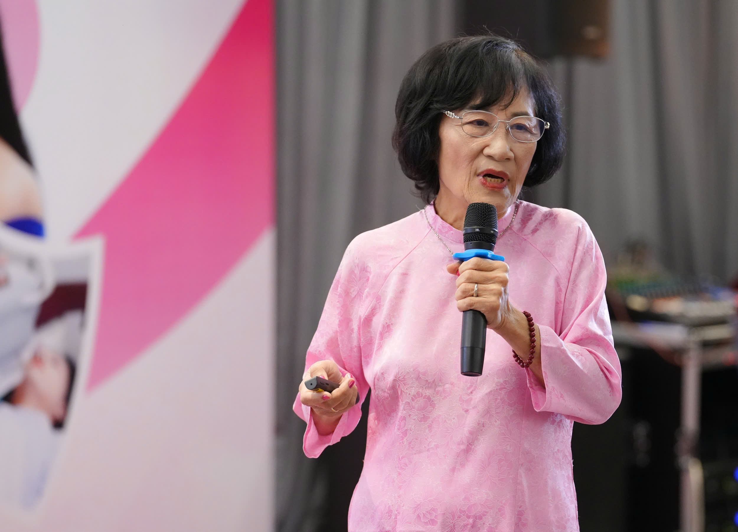 Bác sĩ chuyên khoa II Trần Thị Hợp chia sẻ nhiều thông tin sức khỏe bổ ích cho các chị em phụ nữ - Ảnh: BTC