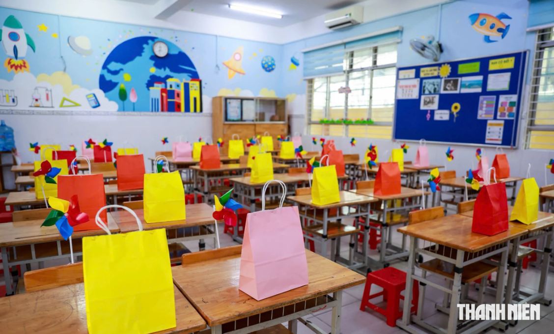 Lớp học ở TP.HCM chào đón các học sinh tựu trường, mỗi em đều nhận được một món quà